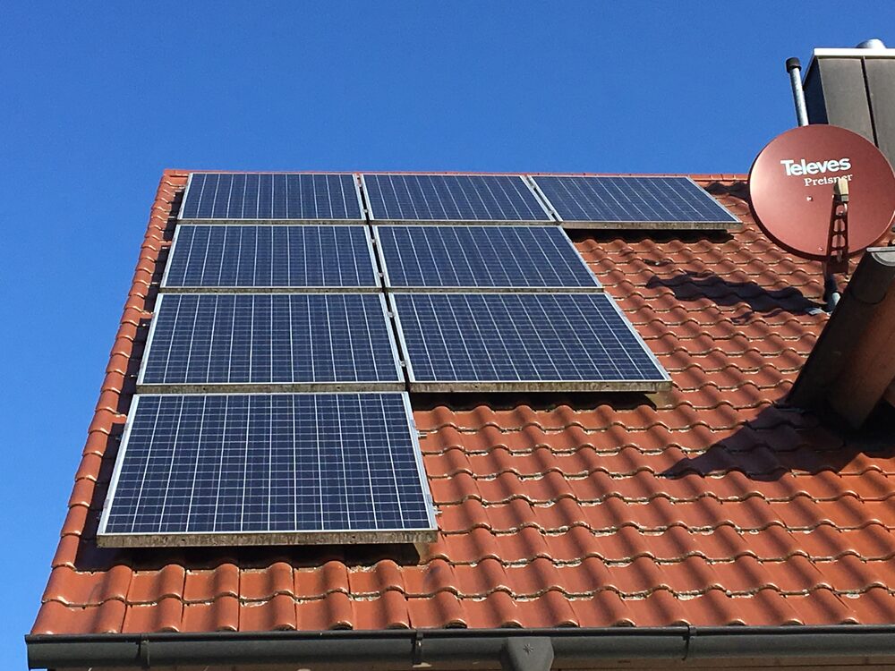 Die 8 PV-Module meiner 2,52-kWp-Hauptanlage auf dem Ziegeldach
