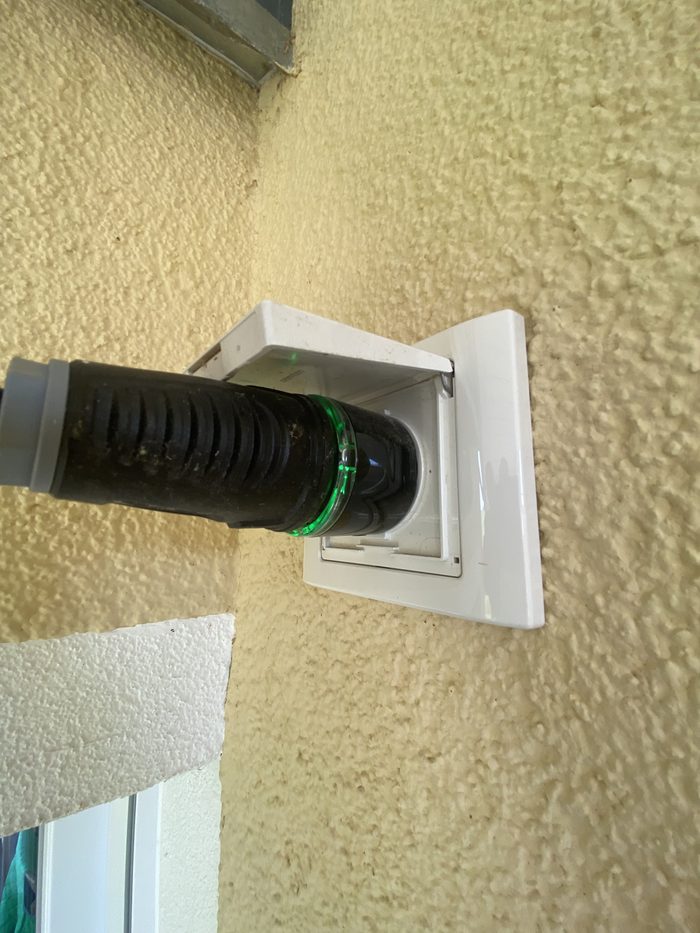 Shelly Plus Plug S am Balkonkraftwerk mit grün leuchtendem Status-Ring